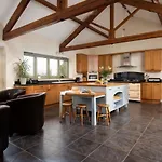 East Lodge, Yorkshire * בידייל